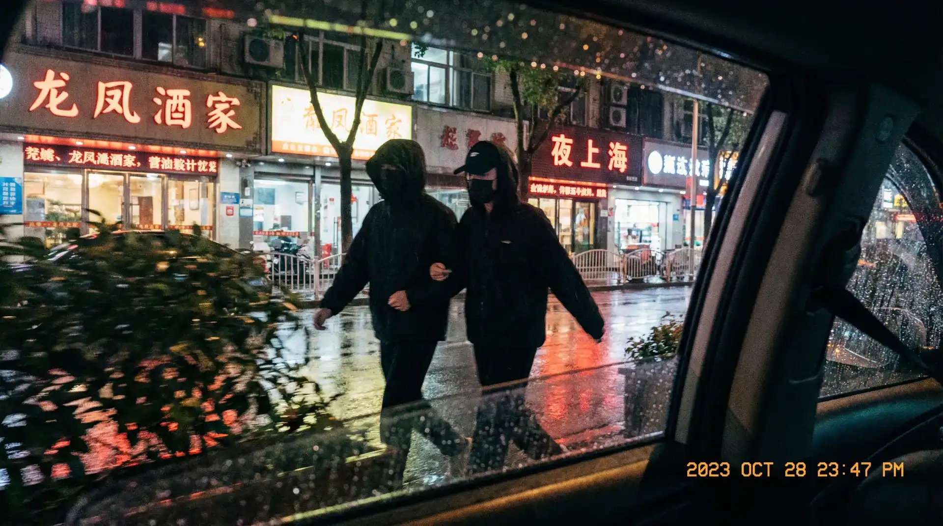 吃瓜不打烊 - 持续更新推荐，发现更多相关内容 - 顶流明星深夜密会现场抓拍照片